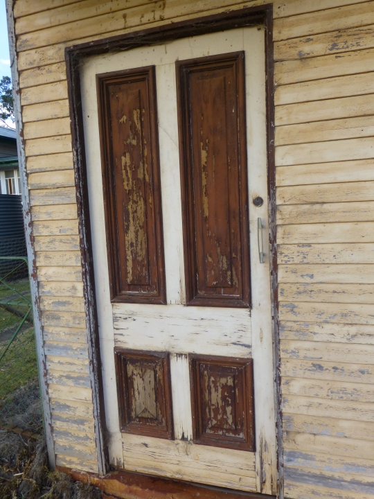 We stopped for an ice-cream near Kingaroy and found this dilapidated house/ Loved the door!